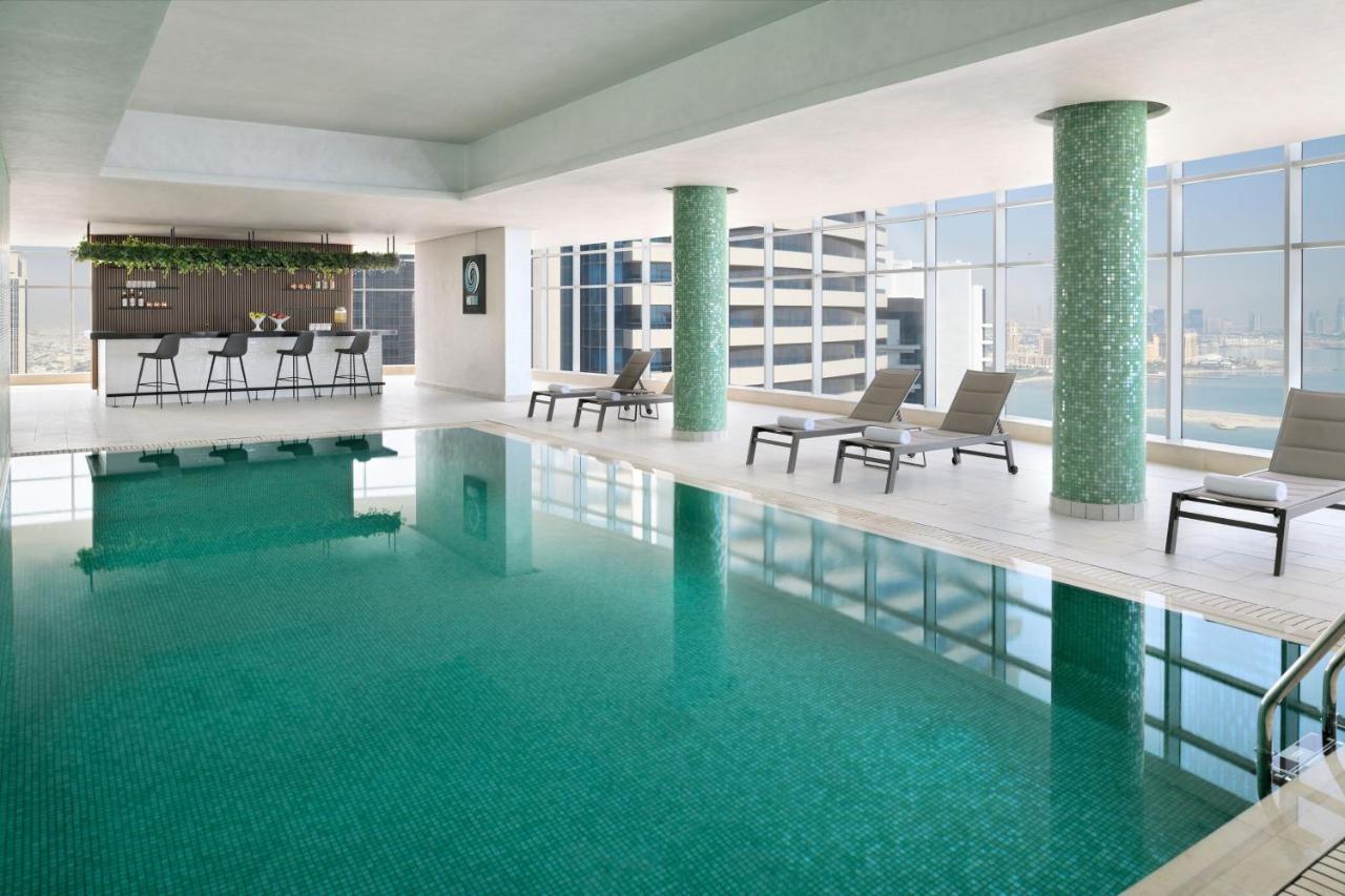 Element By Westin West Bay Doha Hotel Kültér fotó The swimming pool at the hotel