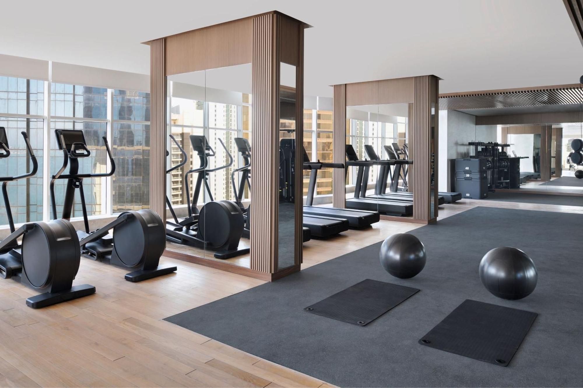 Element By Westin West Bay Doha Hotel Kültér fotó The gym at The Hari