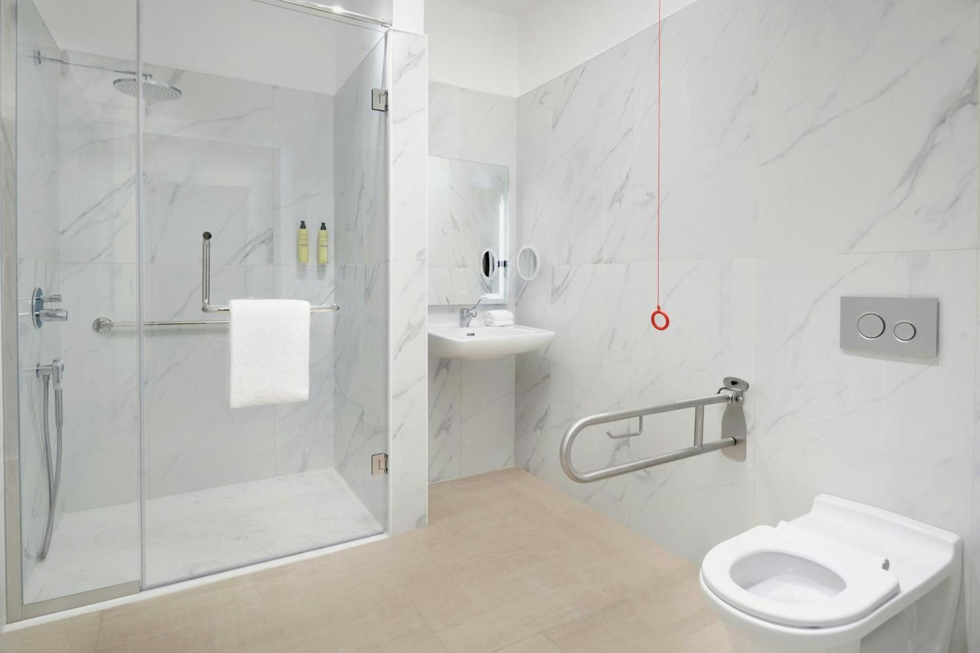 Element By Westin West Bay Doha Hotel Kültér fotó A wet room